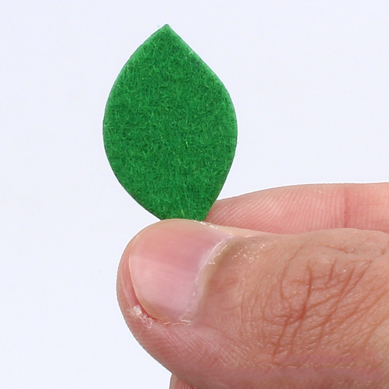 50 vnt Neaustinės veltinio žalių lapų pleistras. Aplikacijos kortelės kūrimas mokyklos sienų dekoravimas „pasidaryk pats“ siuvimo amatai, veltinio rankų darbo aplikacijos