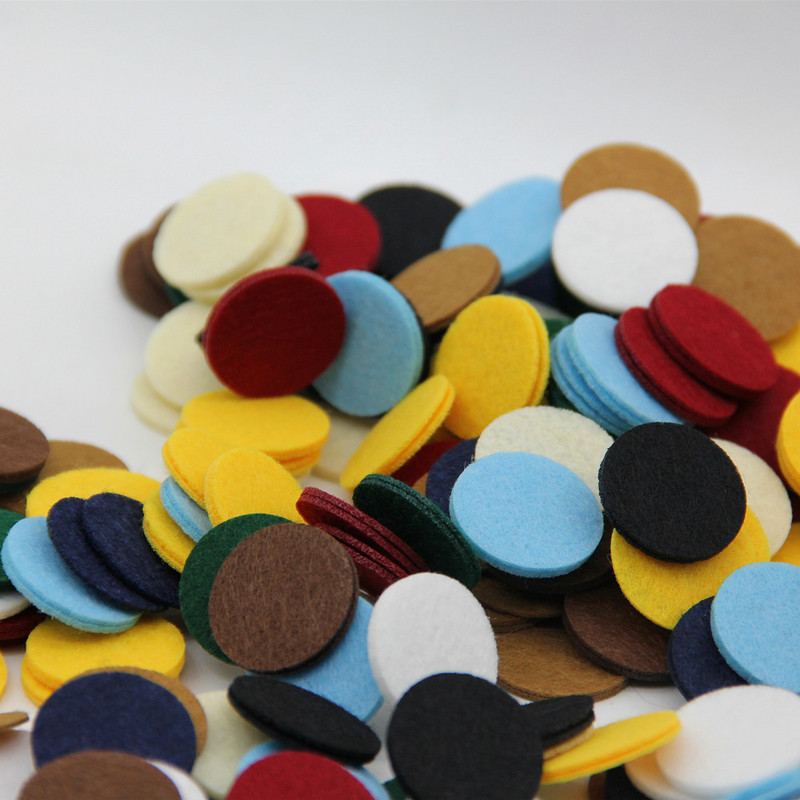 100 gab. 2,5 CM krāsaini apaļi neausti filca ielāpi Audums poliestera audums filca paliktņi DIY komplekts šūšanas rotaļlietām lelles aksesuāri