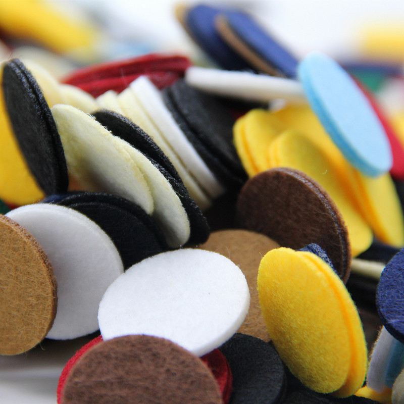 100 gab. 2,5 CM krāsaini apaļi neausti filca ielāpi Audums poliestera audums filca paliktņi DIY komplekts šūšanas rotaļlietām lelles aksesuāri