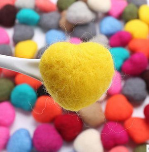 Rankų darbo adatos vilnos veltinio širdelės kalėdinis pakabinamas dekoras Namų vakarėlis pasidaryk pats Papuošalai Plaukų aksesuarai Pakabukai 1vnt