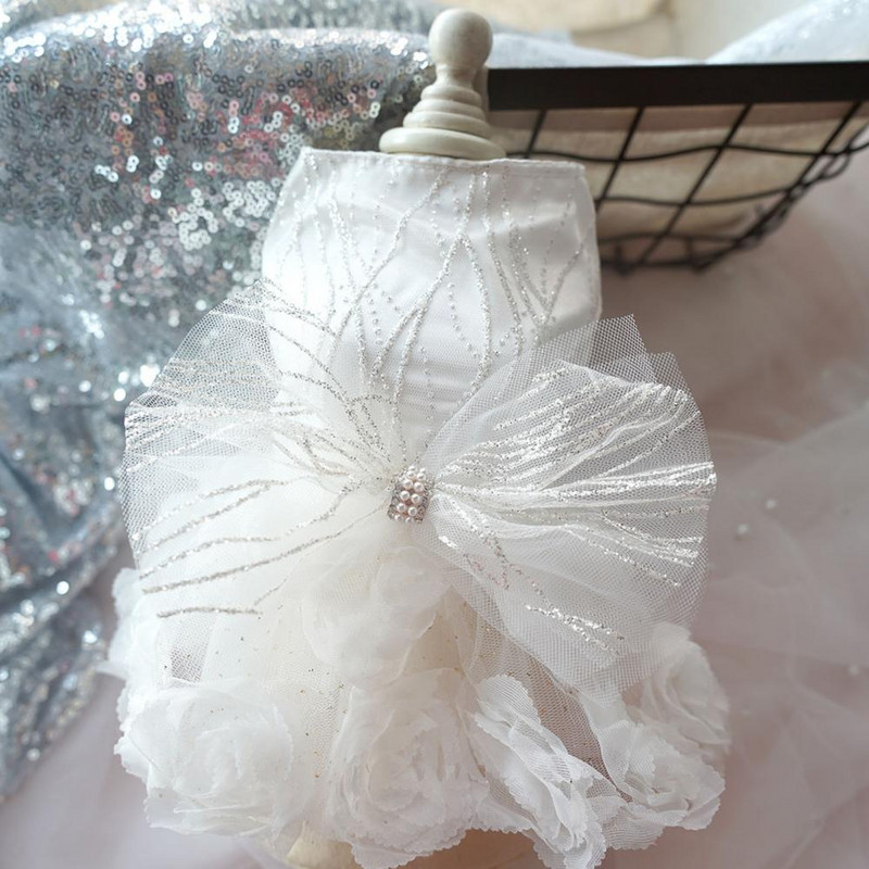 Suņu kleita Balta bantīte Mājdzīvnieku kāzu kleita Spīdīga trīsdimensiju ziedi bez pīlinga Ērts modes dekors poliesters pu