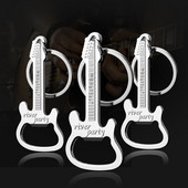 Daudzfunkcionāls NIce Gifts cinka sakausējuma atslēgu piekariņš, pārnēsājams mājsaimniecības ģitāras formas alus pudeļu attaisāmajam 1 gab. 3 krāsas