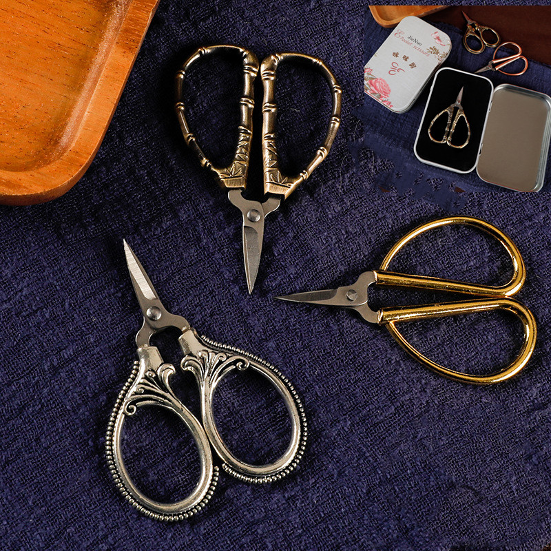 Augstas kvalitātes dzelzs kastes iepakojums nerūsējošā tērauda amatniecības šķēres Augstas kvalitātes retro zelta mini šūšanas šķēres krustdūriena šķēres