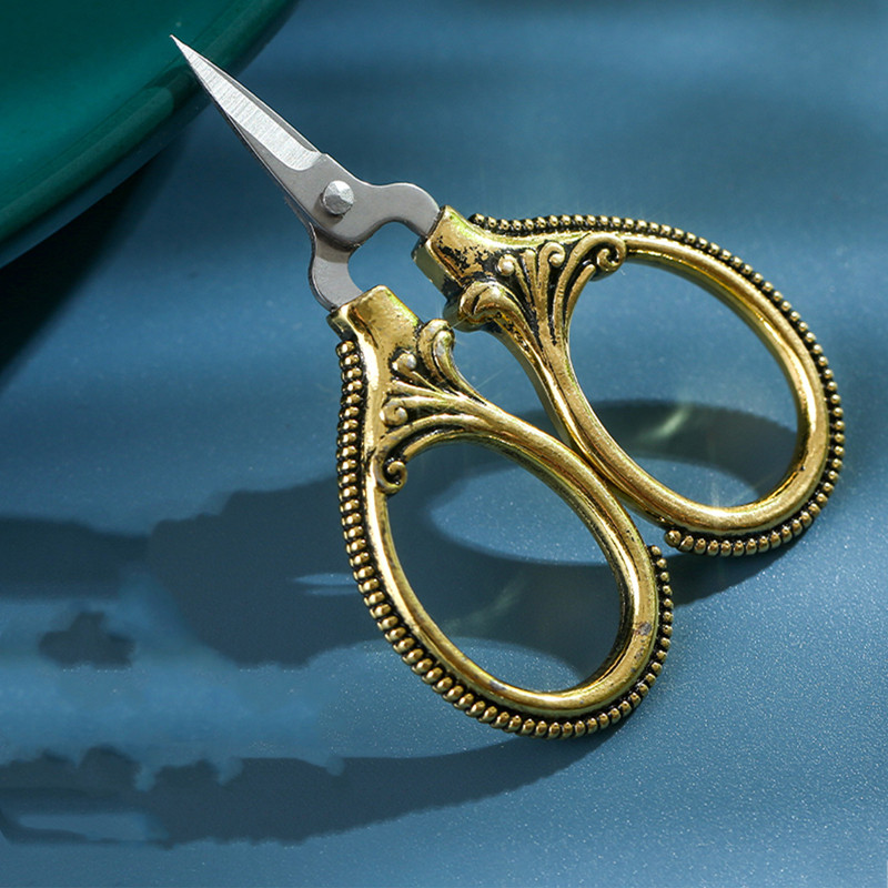 Augstas kvalitātes dzelzs kastes iepakojums nerūsējošā tērauda amatniecības šķēres Augstas kvalitātes retro zelta mini šūšanas šķēres krustdūriena šķēres