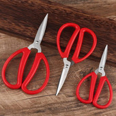 Vintage sarkana drēbju šūšana, izšuvumi šķēres, griezti audumi, nerūsējošais tērauds, smalki smaili, precīzi amatniecība, ar rokām darināti apģērbi