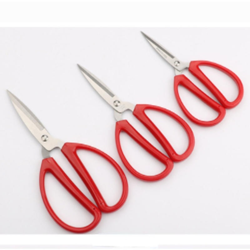 Vintage sarkana drēbju šūšana, izšuvumi šķēres, griezti audumi, nerūsējošais tērauds, smalki smaili, precīzi amatniecība, ar rokām darināti apģērbi