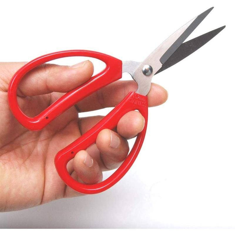 Vintage sarkana drēbju šūšana, izšuvumi šķēres, griezti audumi, nerūsējošais tērauds, smalki smaili, precīzi amatniecība, ar rokām darināti apģērbi