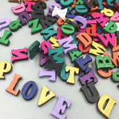 100 gab. Krāsaini burti Koka alfabēta rotājumi DIY Scrapbooking Amatniecības karšu izgatavošana mājas ballītes dzimšanas dienas dekorēšanai