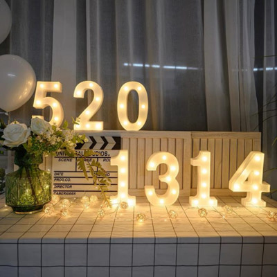 Dekoratív LED-es világító számbetűk, fehér műanyag sátorsátor számlámpák, tábla Esküvői dekoráció elemmel működő szám