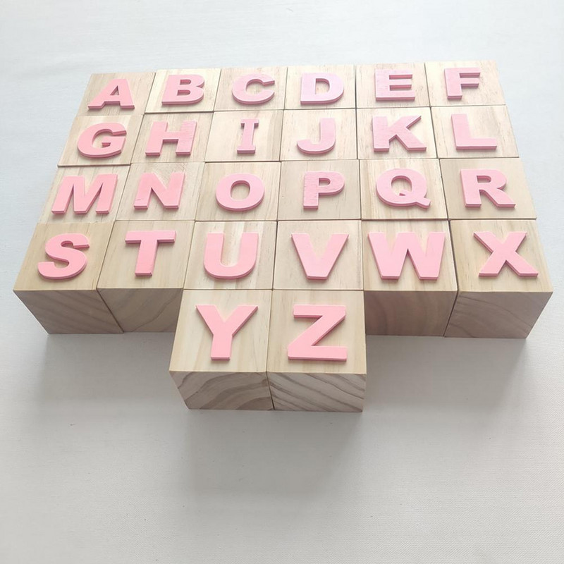 Modes koka bloki Priedes koka burtu bloki, bez skrāpējumiem, brīvi stāvošs agrīnās izglītības burtu bloks