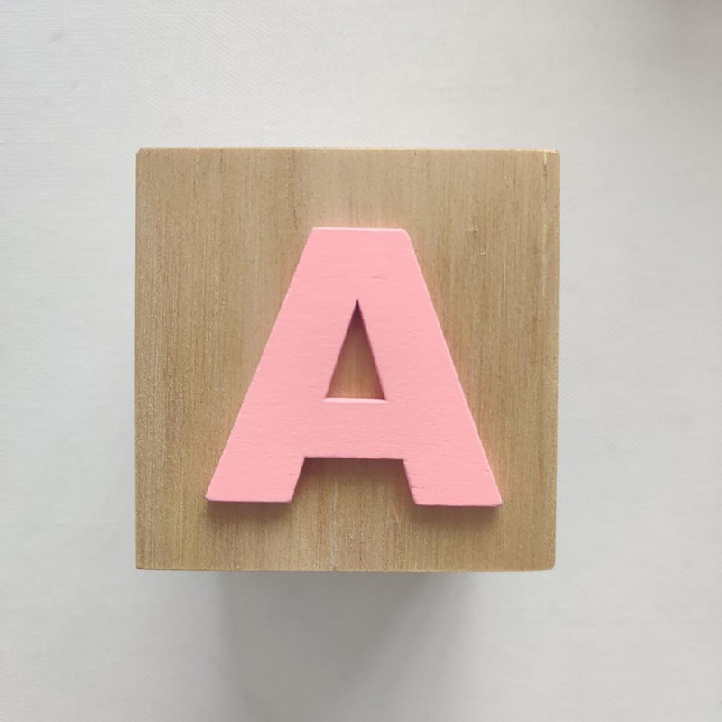 Modes koka bloki Priedes koka burtu bloki, bez skrāpējumiem, brīvi stāvošs agrīnās izglītības burtu bloks