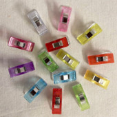 50 tk majapidamises kasutatavate multifunktsionaalsete plastikust küljeklambrite hoiustamine plastist õmblusklambritega