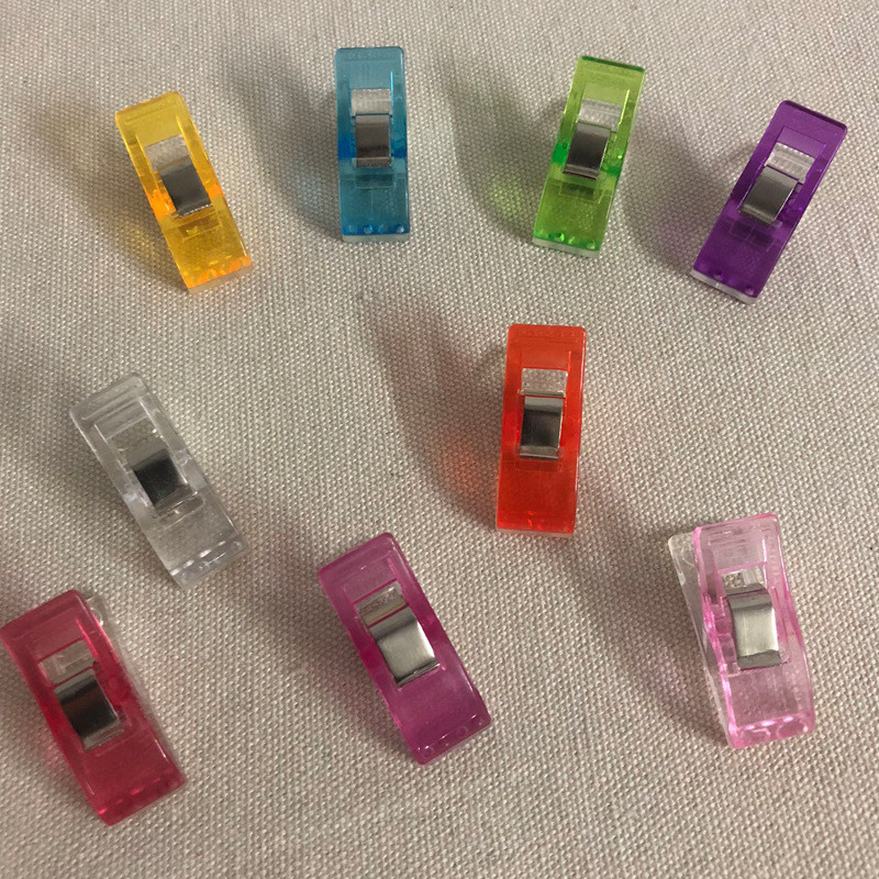 50 tk majapidamises kasutatavate multifunktsionaalsete plastikust küljeklambrite hoiustamine plastist õmblusklambritega