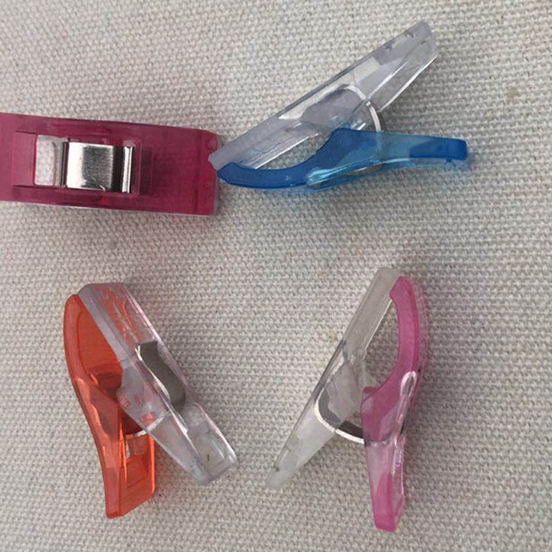 50 tk majapidamises kasutatavate multifunktsionaalsete plastikust küljeklambrite hoiustamine plastist õmblusklambritega