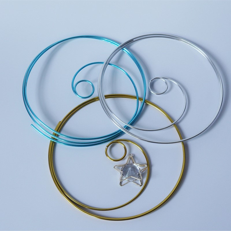 1 vnt tortas, papuoštas aukso sidabro krištolo žvaigždžių apskritimais, palinkėjimų medžiais, suknelių papuošalais torto stovo rėmo puošmena