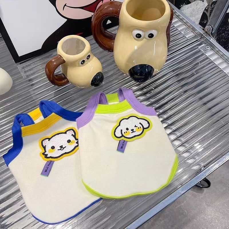 Jauns suņu siksniņu tops vasaras plānās multfilmu izšuvumu dekorācijas modes dizaina elpojošs saules aizsargkrēms mājdzīvnieku apģērbs