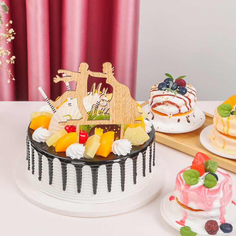 Tuščiaviduriai nuotakos ir jaunikio mediniai vestuvinio torto apmušalai „Meilė ką tik vedęs ponas ir ponia“ torto kepuraitė, skirta vakarėlio reikmenims