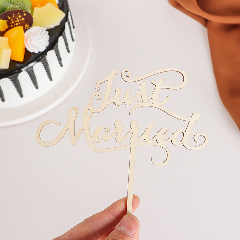 Tuščiaviduriai nuotakos ir jaunikio mediniai vestuvinio torto apmušalai „Meilė ką tik vedęs ponas ir ponia“ torto kepuraitė, skirta vakarėlio reikmenims