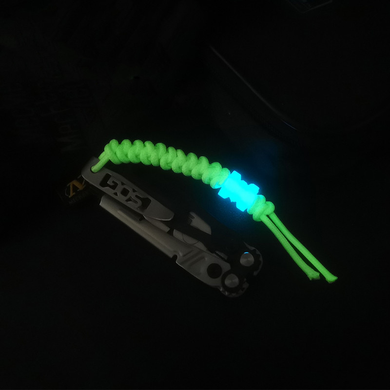 Világító farokcsat kültéri taktikai hátizsák-tartozékok ABS cipzárral húzható esernyő kötél fogantyú EDC kés függő zsinór szerszámok