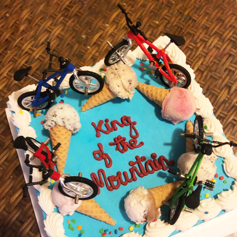 Dviračio torto antgalis su gimtadieniu Dviračio torto papuošimai berniukui, mergaitei, sportiniam dviračio tematikos gimtadienio vakarėliui
