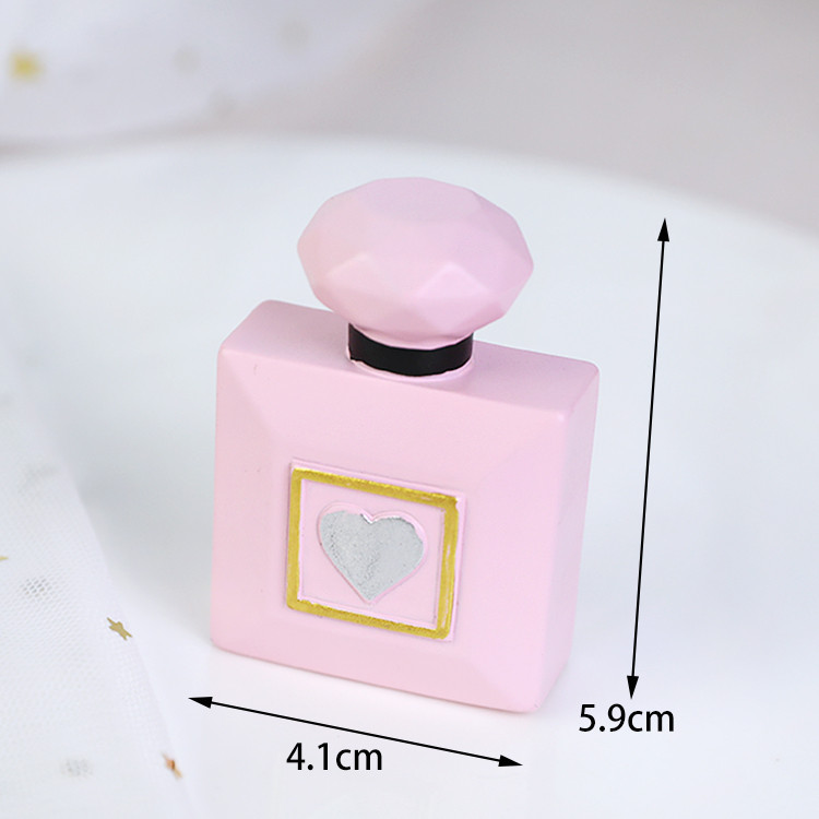 Su gimtadieniu Tortų tvarsčiai Karalienės bakalauro tema Torto puošmena Kvepalai Lūpų dažai Kosmetika Vakarėlio reikmenys Paslaugos