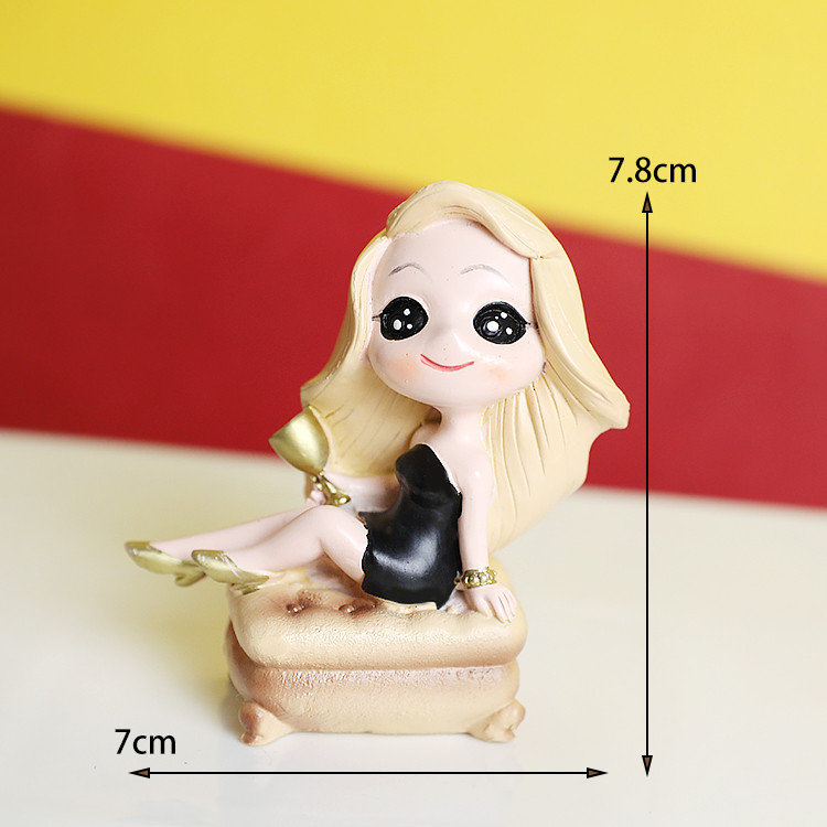 Su gimtadieniu Tortų tvarsčiai Karalienės bakalauro tema Torto puošmena Kvepalai Lūpų dažai Kosmetika Vakarėlio reikmenys Paslaugos