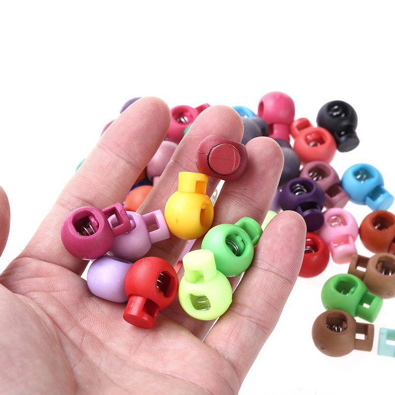 50 gab., pārslēdzami, viena cauruma, ar atsperi noslogota elastīga aukla slēdzenes, klipu gali, apaļas lodītes formas štropes aizbāznis, bīdāmās stiprinājuma pogas