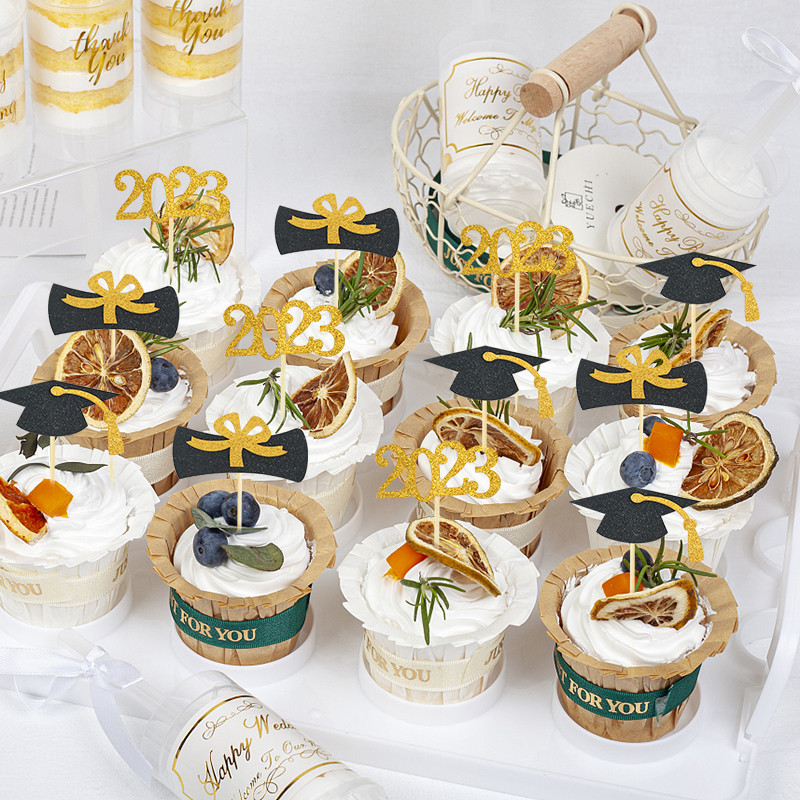 12 gab. 2023. gada izlaiduma ballītes noformējums.