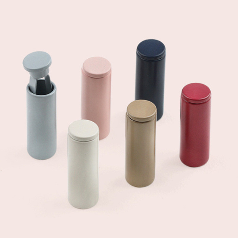 2 vnt. nuimamas kamštis su dangteliu stačiakampiais laido galais, užrakto kamščiai virviniams drabužiams, sportinės aprangos dalims, priedams