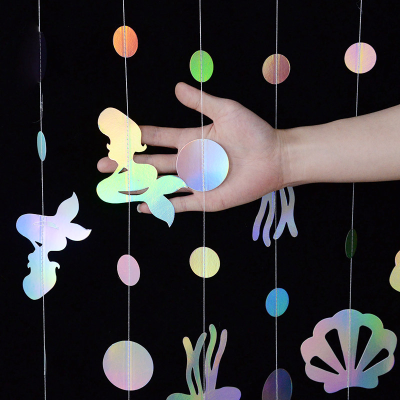 Zaigojošas nāriņas dzimšanas dienas baneri zem jūras ballītes piekārtiem rotājumiem jūraszvaigznes medūzas papīra vītnes bērnu dušas meitene