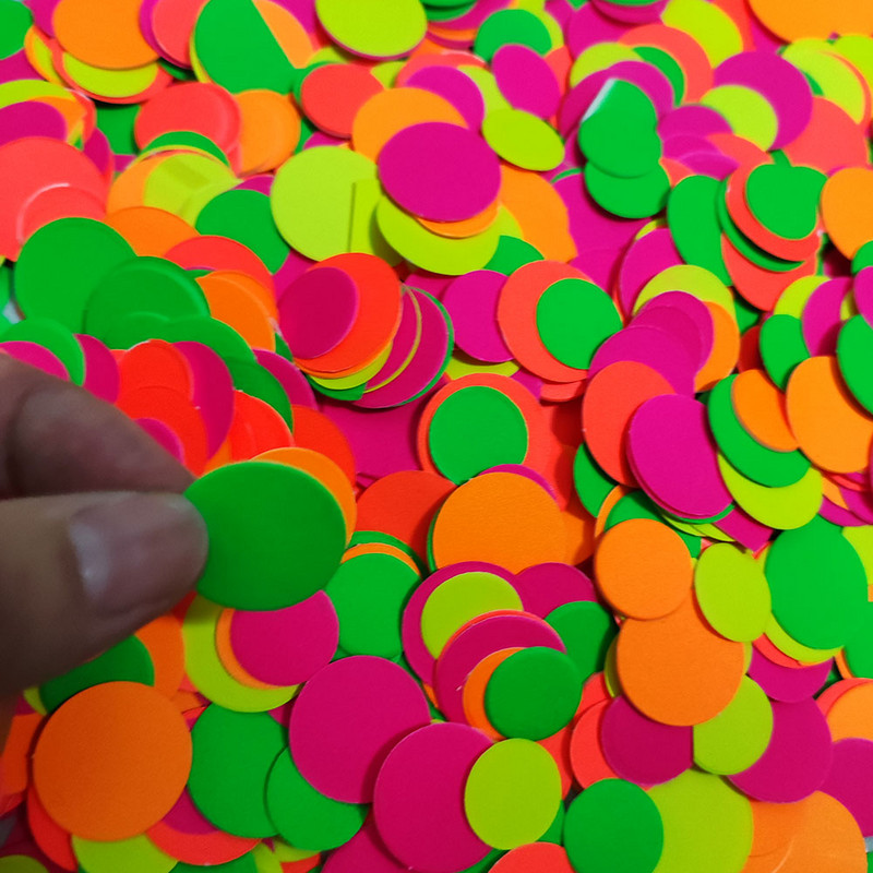 UV-fényű party-kiegészítők Neon kerek konfetti világító körpontok Neon dekoráció Ragyog az UV-partiban esküvői születésnapi partira
