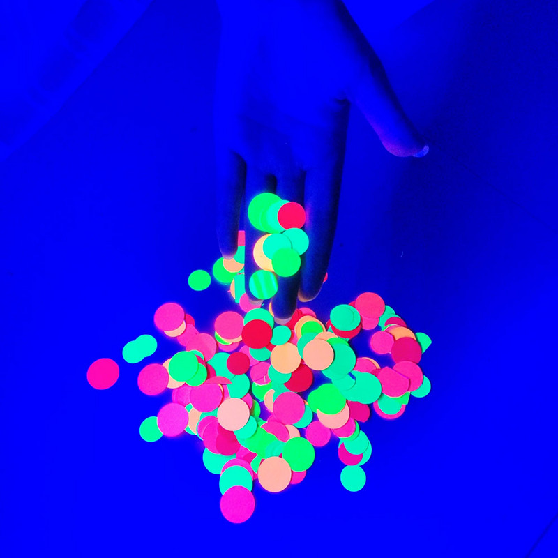 UV-fényű party-kiegészítők Neon kerek konfetti világító körpontok Neon dekoráció Ragyog az UV-partiban esküvői születésnapi partira