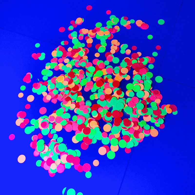 UV-fényű party-kiegészítők Neon kerek konfetti világító körpontok Neon dekoráció Ragyog az UV-partiban esküvői születésnapi partira