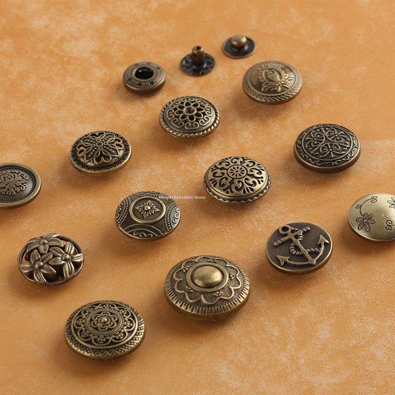 633 Modelis Retro stiliaus keturių mygtukų įrankių lydinys Medžiaga "pasidaryk pats" odiniai krepšiai Drabužiai sagos Priedai Dekoratyvinės odos medžiagos