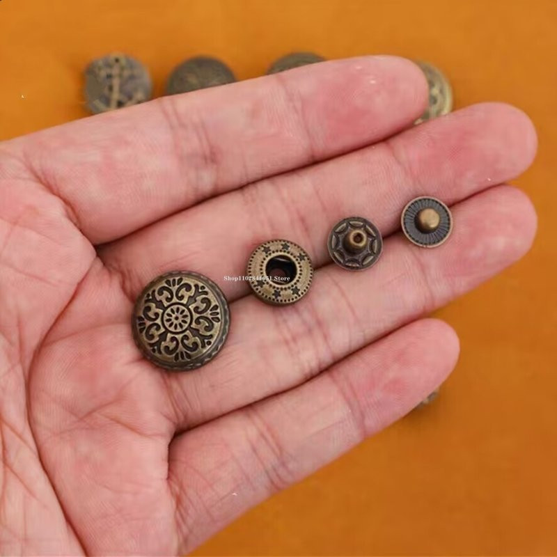 633 Modelis Retro stiliaus keturių mygtukų įrankių lydinys Medžiaga "pasidaryk pats" odiniai krepšiai Drabužiai sagos Priedai Dekoratyvinės odos medžiagos