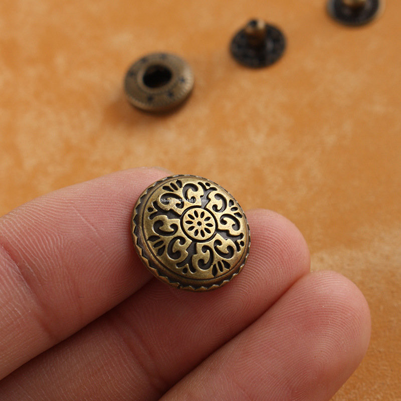 633 Modelis Retro stiliaus keturių mygtukų įrankių lydinys Medžiaga "pasidaryk pats" odiniai krepšiai Drabužiai sagos Priedai Dekoratyvinės odos medžiagos