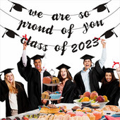 Zabava u sezoni diplomiranja. Uradi sam dekor. Crno-zlatni transparent. Tako smo ponosni na vas. Sretan dan diplomiranja 2023.