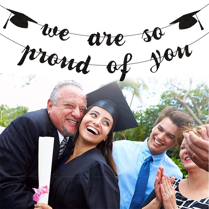 Zabava u sezoni diplomiranja. Uradi sam dekor. Crno-zlatni transparent. Tako smo ponosni na vas. Sretan dan diplomiranja 2023.