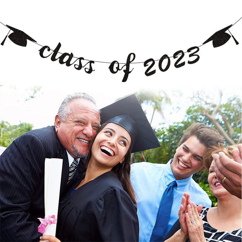 Zabava u sezoni diplomiranja. Uradi sam dekor. Crno-zlatni transparent. Tako smo ponosni na vas. Sretan dan diplomiranja 2023.