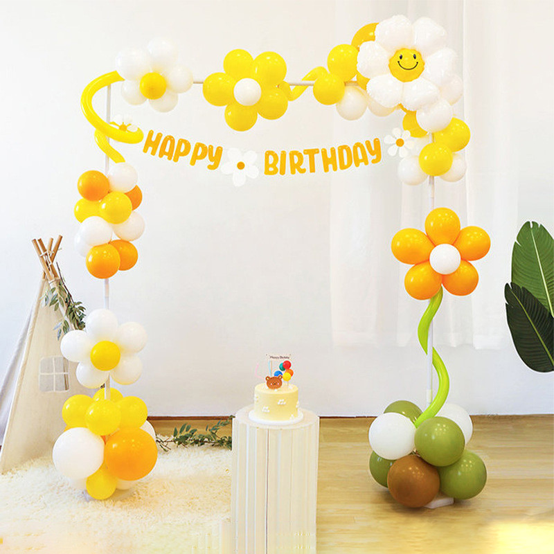 Dzeltens reklāmkarogs daudz laimes dzimšanas dienā