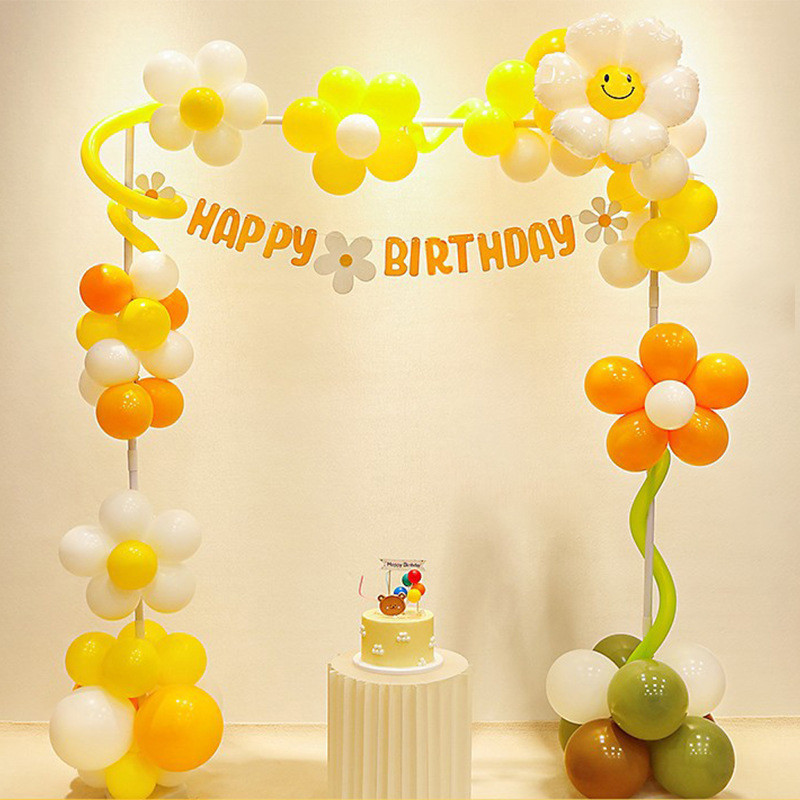 Dzeltens reklāmkarogs daudz laimes dzimšanas dienā