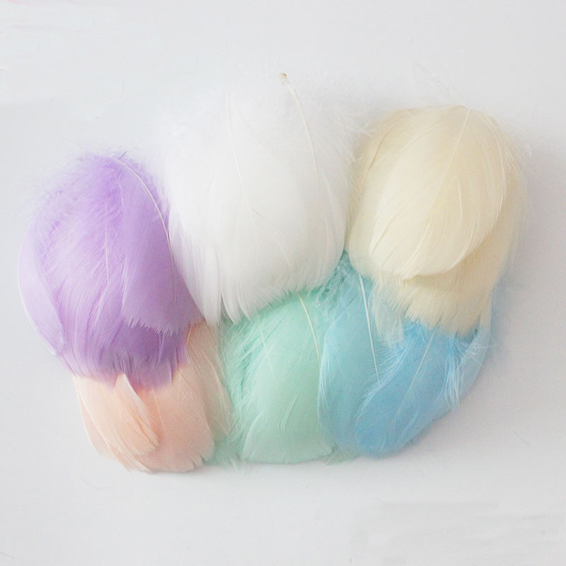 Suled hulgimüük 100 tk 4-8cm väike luigeplokk kohev värviline naturaalne hanesulg käsitööks Kleidi lõikamine ehete valmistamiseks