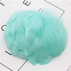 Természetes hattyutollak 4-7cm 1-2 hüvelyk kis úszó tollak libatoll színes tollak dekorációs kézművesekhez 100db