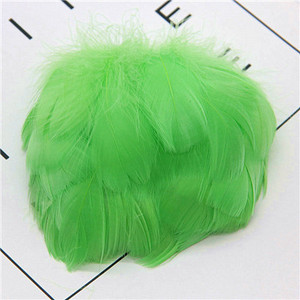 Természetes hattyutollak 4-7cm 1-2 hüvelyk kis úszó tollak libatoll színes tollak dekorációs kézművesekhez 100db