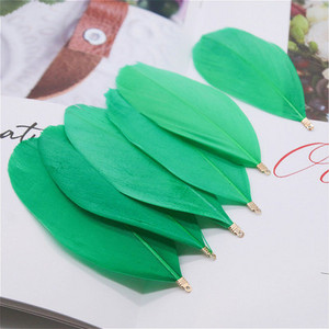 Természetes lúdtoll 6-8 cm-es festett toll színes klip tollak barkácsoláshoz, esküvői dekorációhoz és ékszerkészítéshez