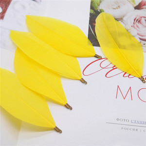 Természetes lúdtoll 6-8 cm-es festett toll színes klip tollak barkácsoláshoz, esküvői dekorációhoz és ékszerkészítéshez