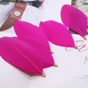 Természetes lúdtoll 6-8 cm-es festett toll színes klip tollak barkácsoláshoz, esküvői dekorációhoz és ékszerkészítéshez