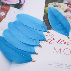 Természetes lúdtoll 6-8 cm-es festett toll színes klip tollak barkácsoláshoz, esküvői dekorációhoz és ékszerkészítéshez