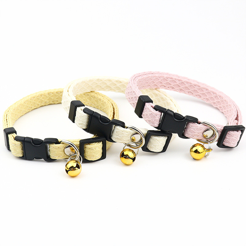 Kaķa kaklasiksna regulējama kokvilnas krāsaina kucēnu kakla siksna ar zvaniņu kucēniem un kaķēniem ceļojumiem brīvā dabā, lai novērstu mājdzīvnieka kaklasiksnas nozaudēšanu