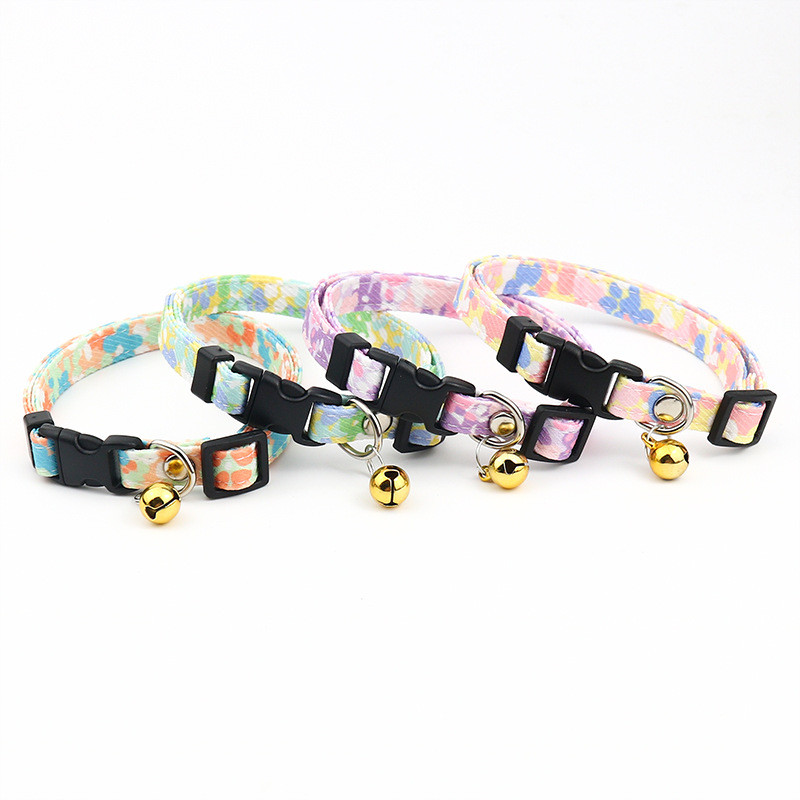 Kaķa kaklasiksna regulējama kokvilnas krāsaina kucēnu kakla siksna ar zvaniņu kucēniem un kaķēniem ceļojumiem brīvā dabā, lai novērstu mājdzīvnieka kaklasiksnas nozaudēšanu